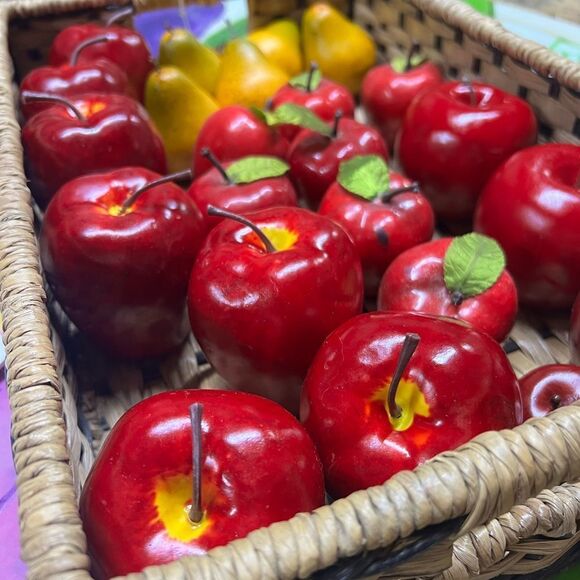 Mixed lot of 23 artificial apples and pears (basket not included) - Picture 9 of 9
